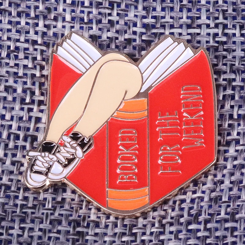 Эмалированный значок для книги все мои выходные это забронированный