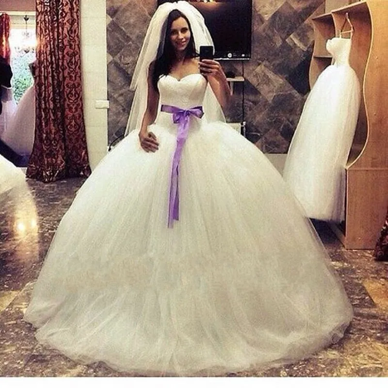 Женское свадебное платье белое кружевное бальное из тюля с фиолетовыми лентами