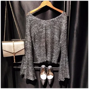 Женский вязаный Топ Cakucool, золотистого цвета, с люрексом, с расклешенными рукавами, с большим V-образным вырезом, тонкий, серебристая нить, блестящий джемпер, свитер с блестками