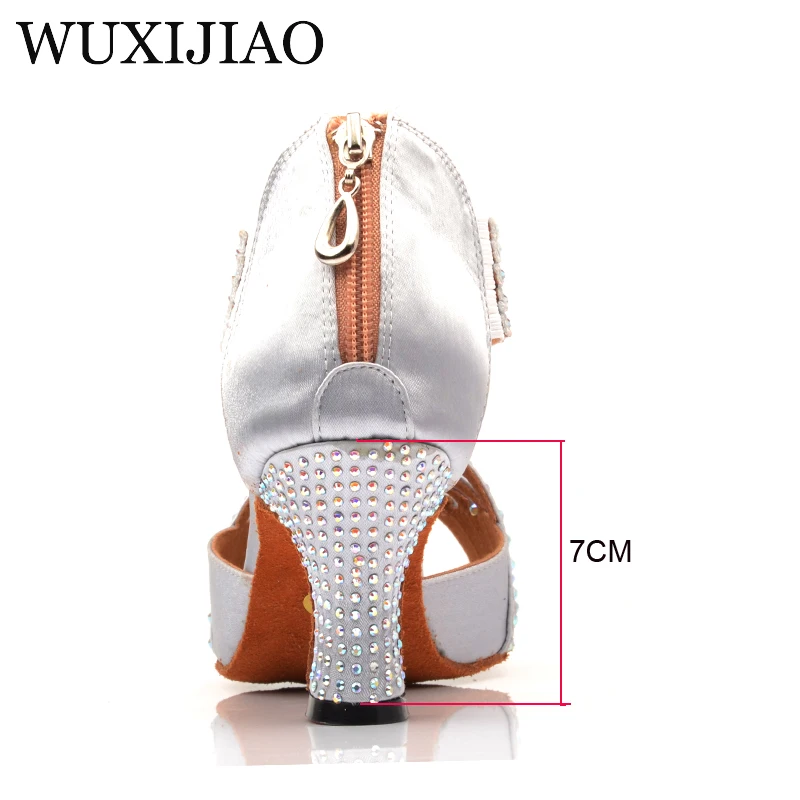 WUXIJIAO/Серебристые атласные туфли для латинских танцев со стразами; женские туфли для сальсы; вечерние стразы; Обувь для бальных танцев; обувь на среднем каблуке 7 см на молнии