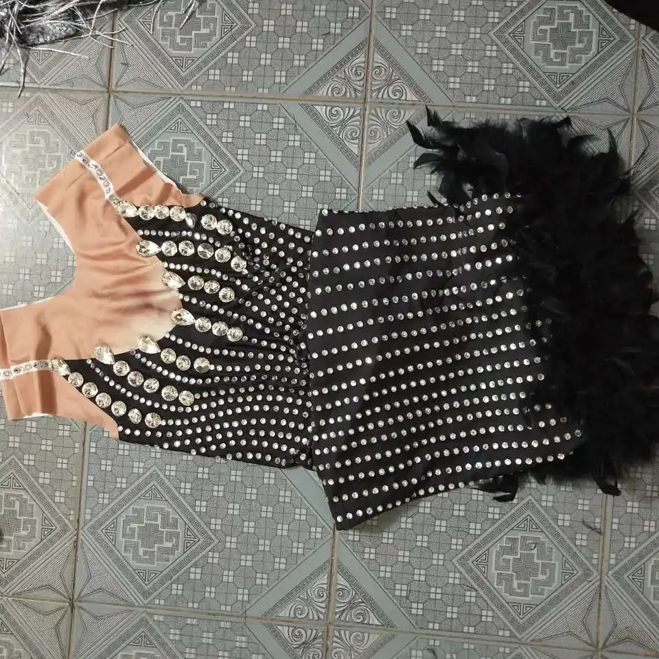 Модные блестящие стразы костюм с декором из черных перьев Блестящие кристаллы One