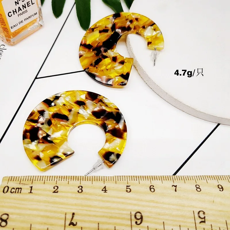 Популярные Цвет одинаковая геометрической формы серьги для Женская расческа ухо