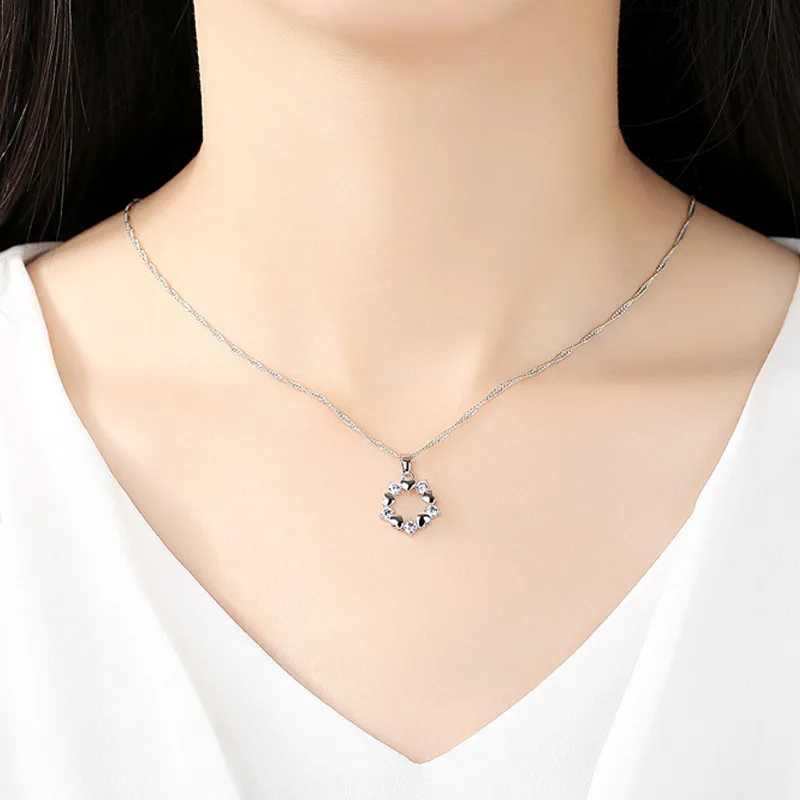Женское колье с подвеской в виде сердца серебристого цвета|Цепочки| |