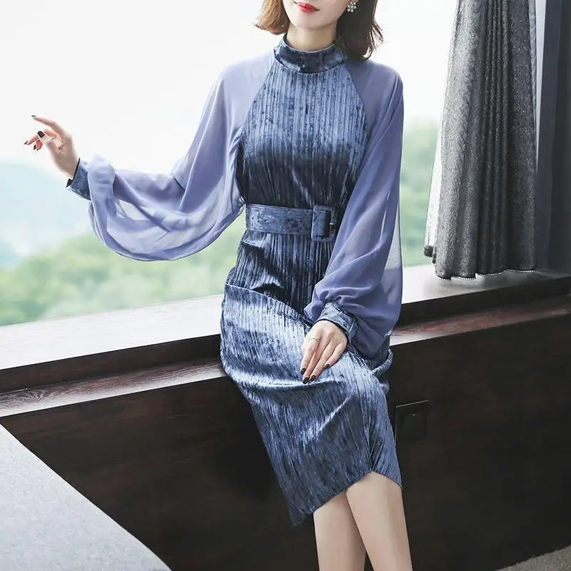 Женское бархатное приталенное платье с рукавами фонариками и высокой