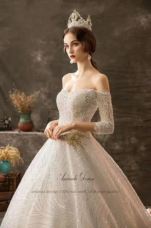Свадебное платье с открытыми плечами и бусинами рукавом три четверти от Amanda Design