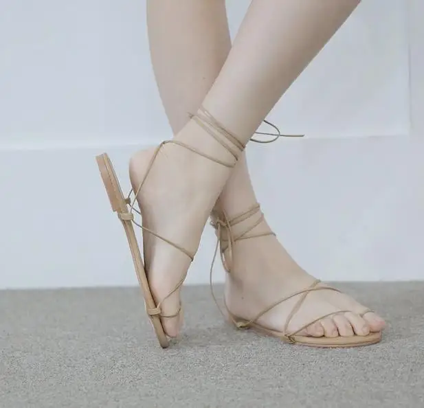 Женские сандалии гладиаторы с перекрестными ремешками на плоской подошве