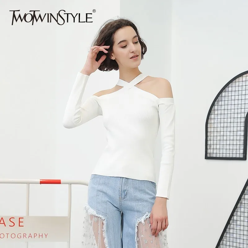 Женская трикотажная футболка TWOTWINSTYLE с открытыми плечами длинными рукавами и