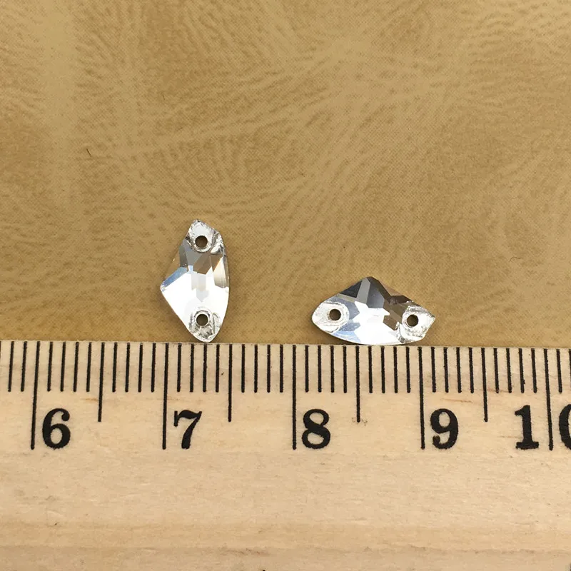 Белые плоские стеклянные кристаллы AX Форма пришивания Стразы с двумя