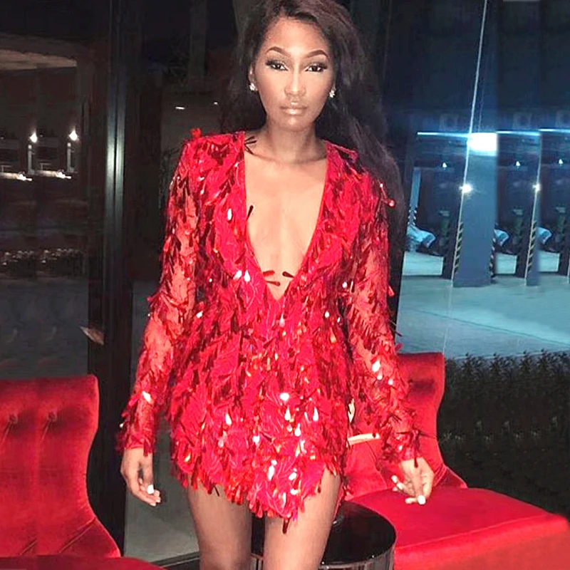 Женское вечернее мини-платье с глубоким v-образным вырезом расшитое блестками