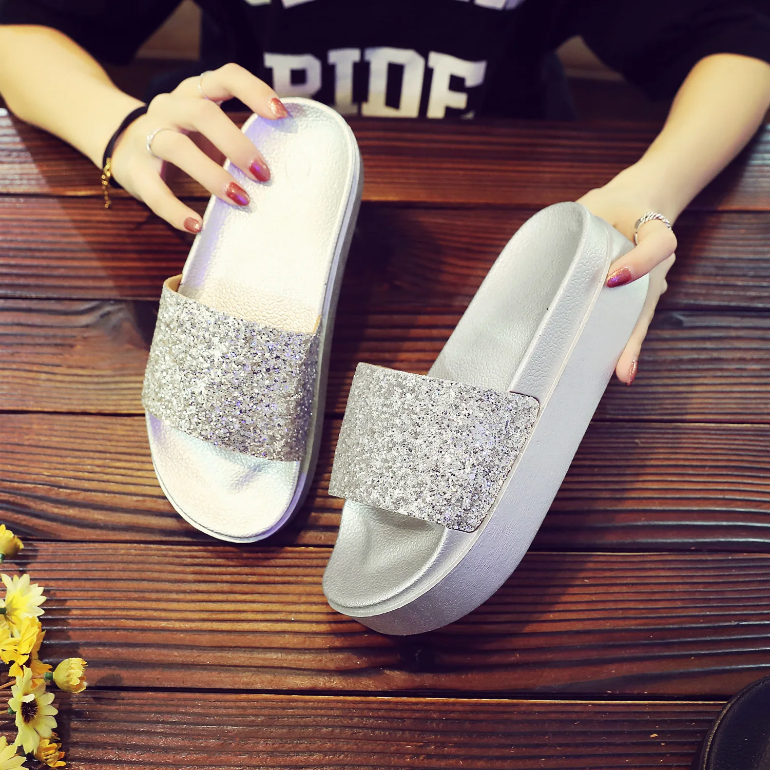 Женские летние домашние шлепанцы с открытым носком блестящие сандалии на