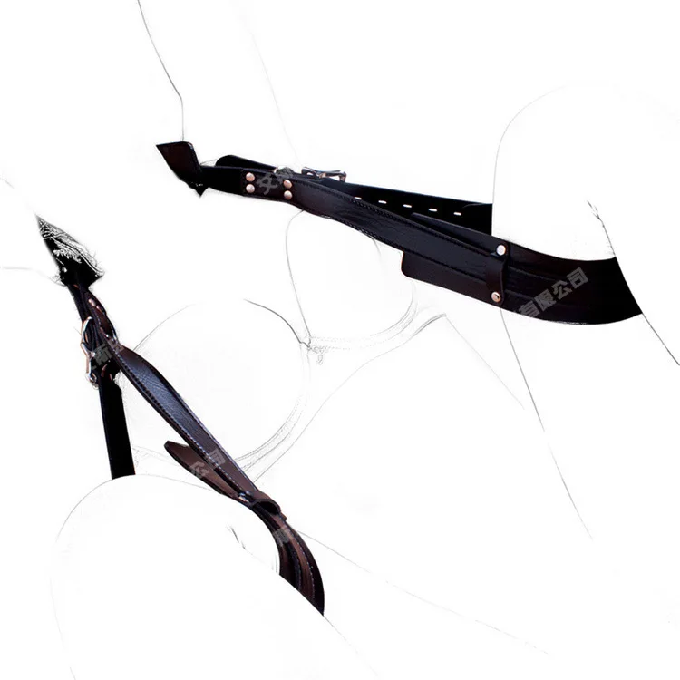 Черная кожаная обтягивающая бедра нога флирт с тюремными ограничениями