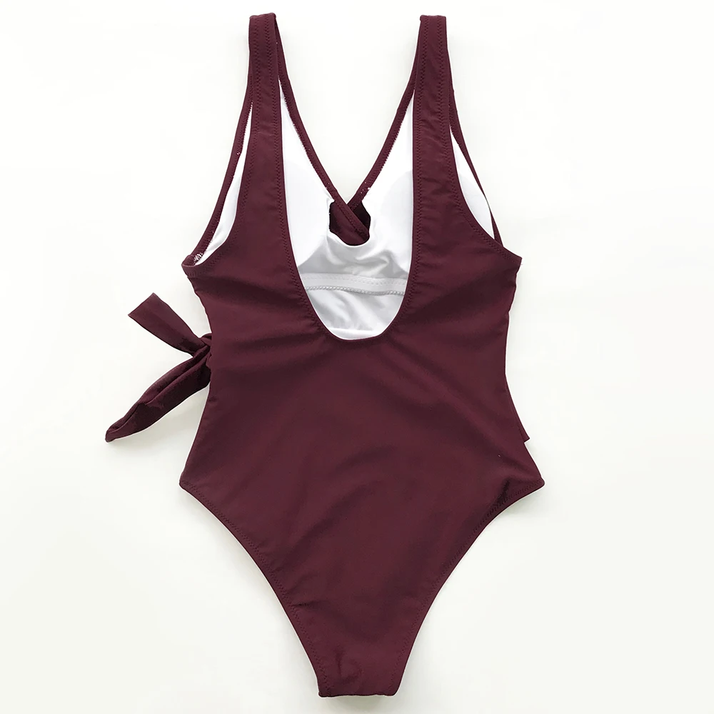 Женский купальный костюм с глубоким v-образным вырезом и открытой спиной