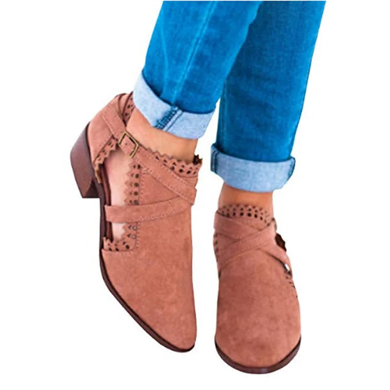 Женские полусапожки в гладиаторском стиле на низком толстом каблуке с пряжкой и