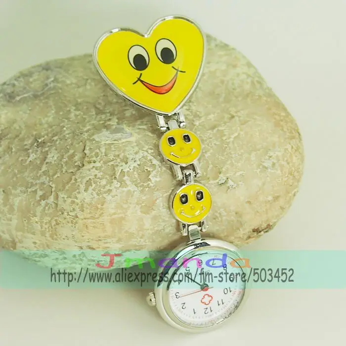 Классические часы с милым улыбающимся лицом медсестры персиковые сердечки