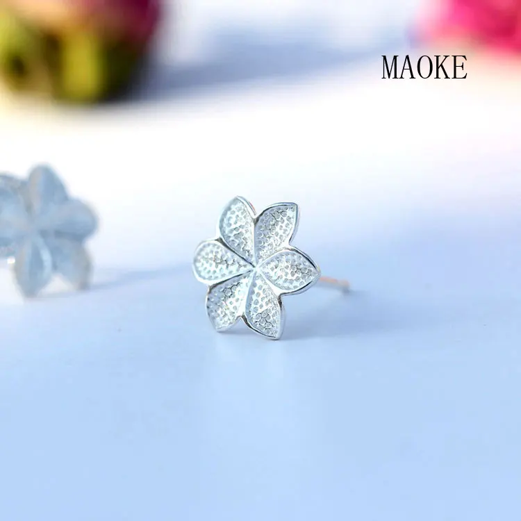 Женские серьги-гвоздики в виде лепестков с цветами ювелирное изделие из