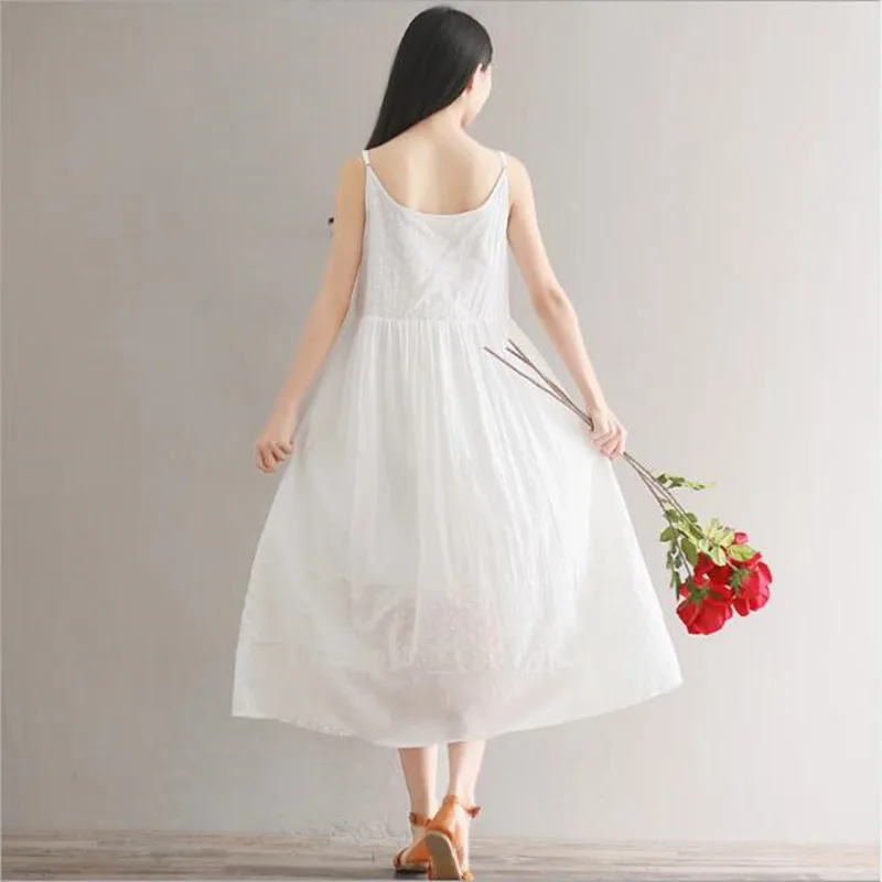 Женское длинное платье на бретельках белое хлопковое льняное с вышивкой без