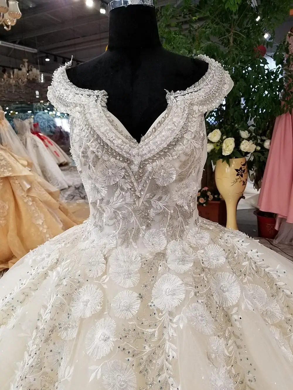 23560 Свадебные платья без рукавов с воротником хомутом рукавами крылышками