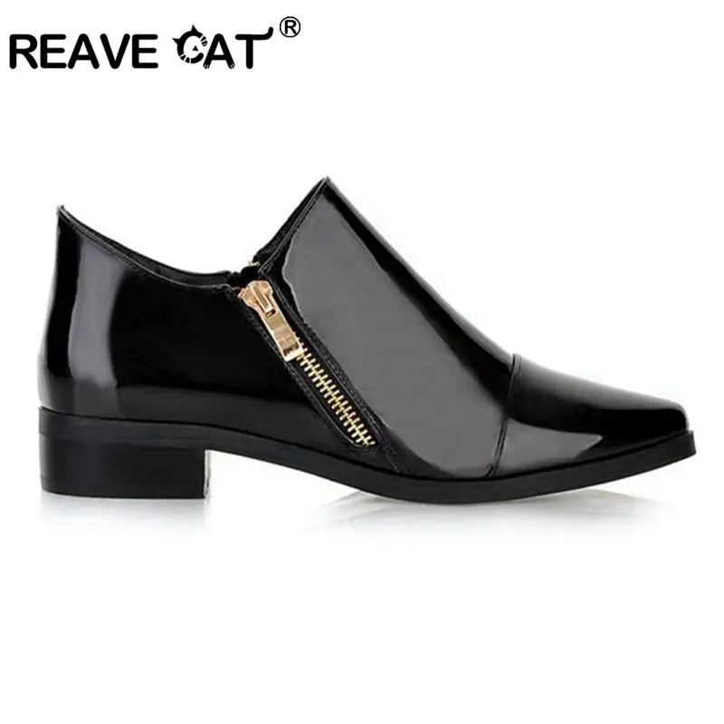 Женские туфли с застежкой-молнией REAVE CAT, лакированные туфли больших размеров 33-43 с заостренным носком, кожаные повседневные туфли черного и винного цвета на плоской подошве