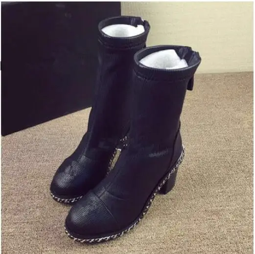 Женские сапоги с цепочками до колена на высоком квадратном каблуке зима 2022 |