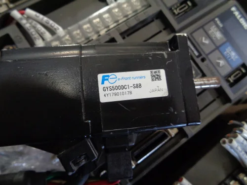 

Серводвигатель GYS500DC1-S8B, используется один, 90% ВНЕШНИЙ ВИД НОВЫЙ, 3 месяца гарантии, быстрая доставка