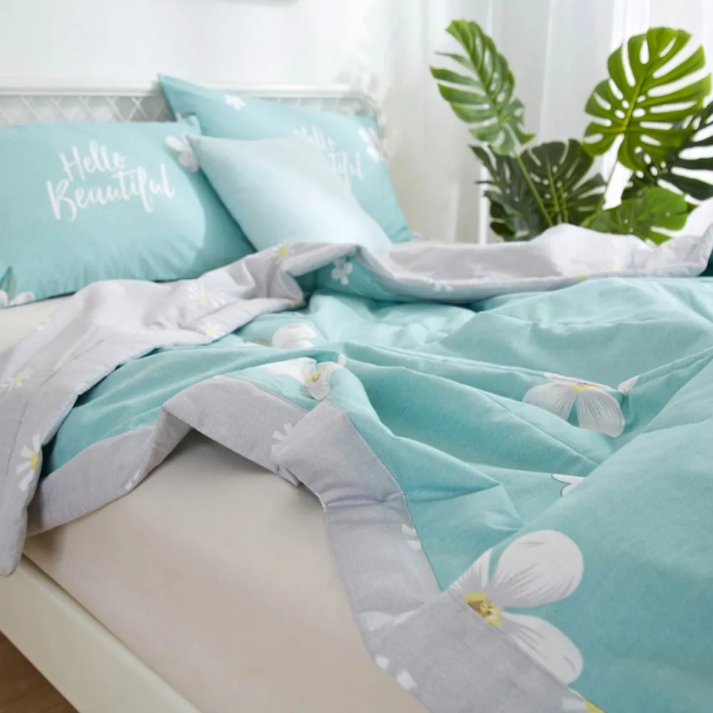 Стеганое одеяло с белыми цветами и зелеными вставками мягкое стеганое Мягкое