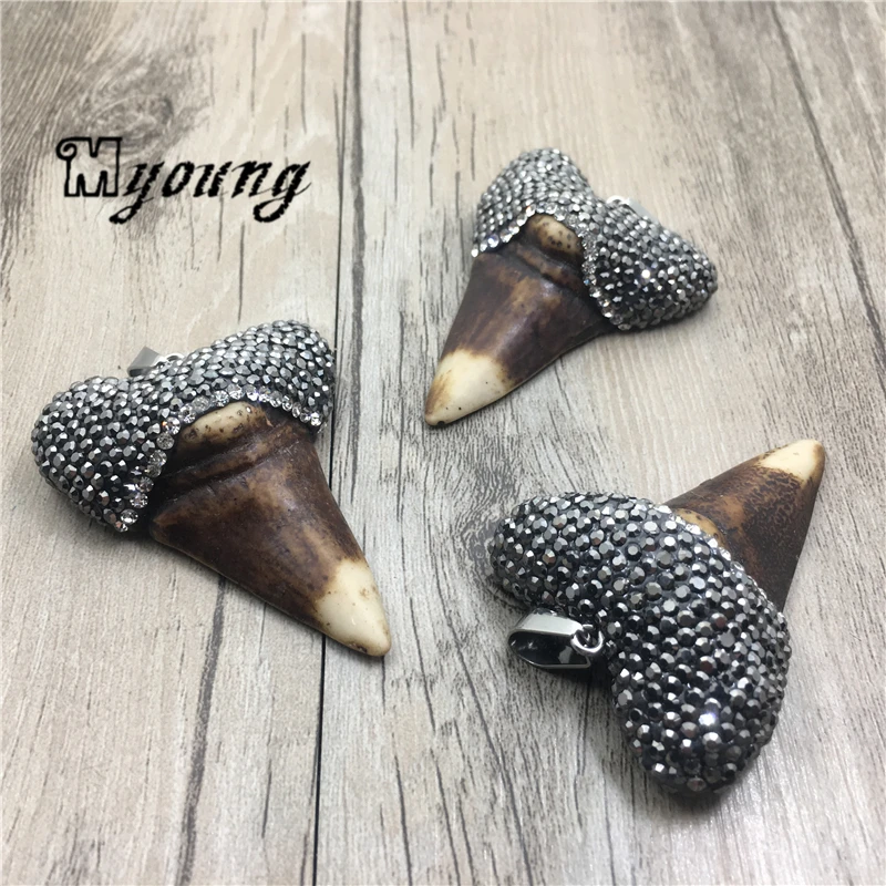 Кулон из смолы в форме зуба акулы с шапочкой горного хрусталя MY1833|resin pendant|shark