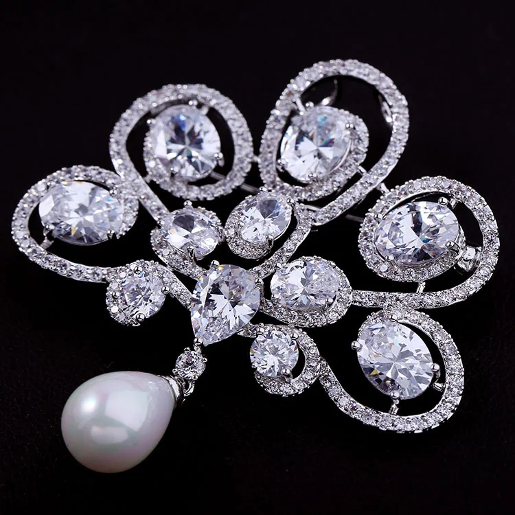 Великолепная открывающаяся овальная фианитовая закрепка с камнем белая