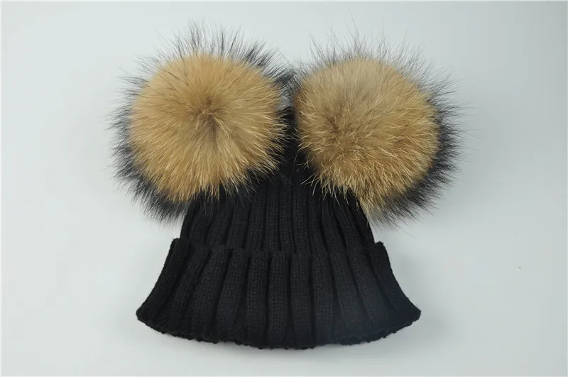 Black natural fur Зимняя Шапка-бини с двумя помпонами из меха енота, женская зимняя Осенняя Вязаная Шапка-бини, женская меховая шапка с помпоном из 2 натурального меха - Цвет: Black natural fur