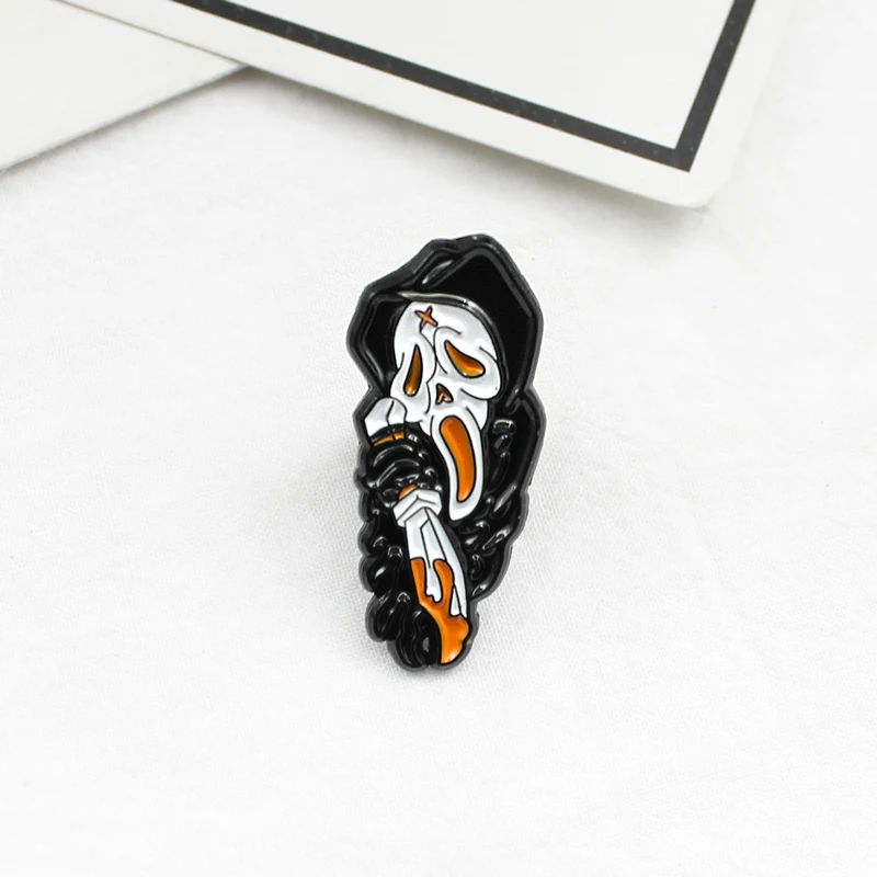 Эмалированная брошь с изображением крика человеческого скелета черная накидка
