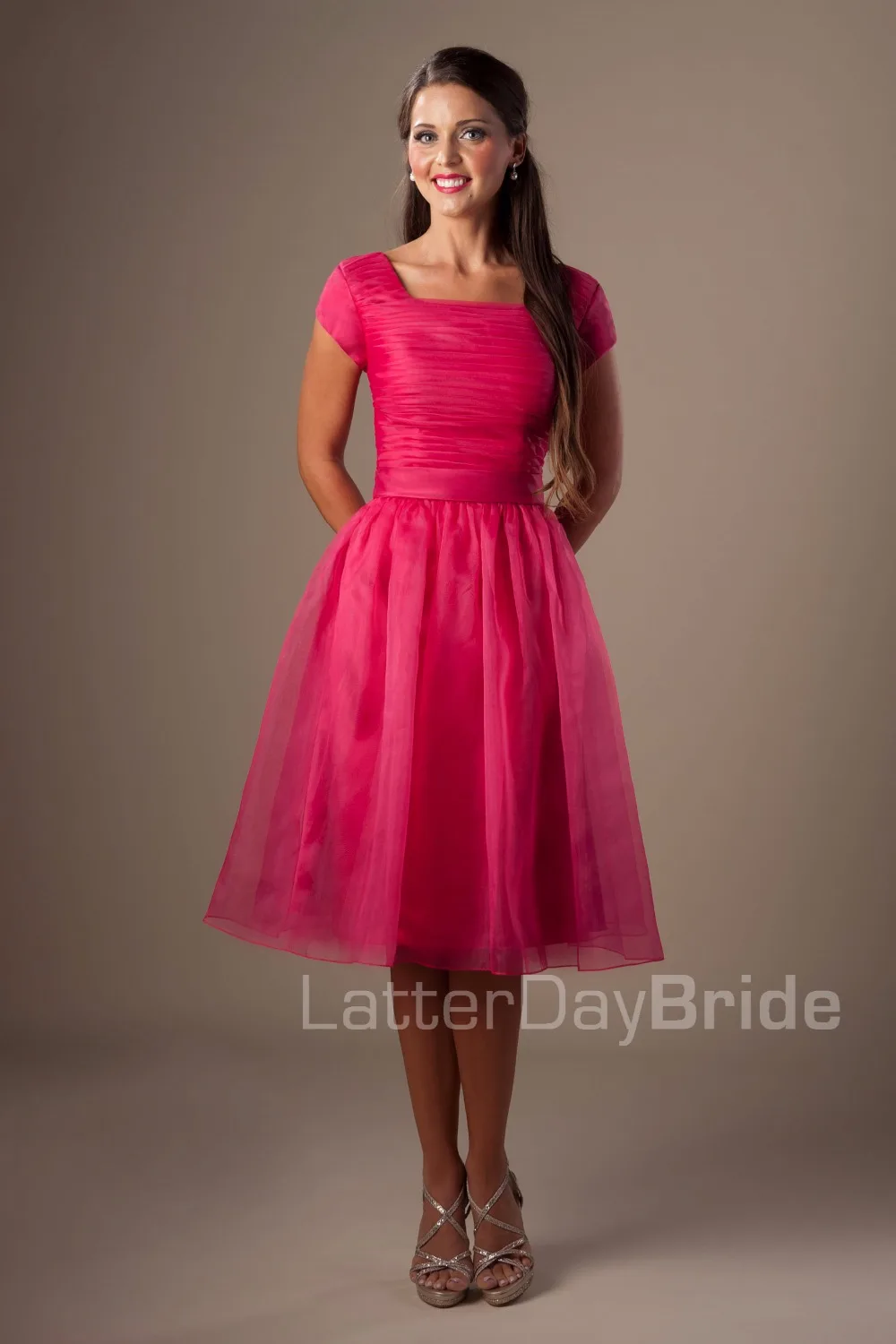 Фуксия Короткие Скромные платья для подружки невесты с короткими цельнокроеными