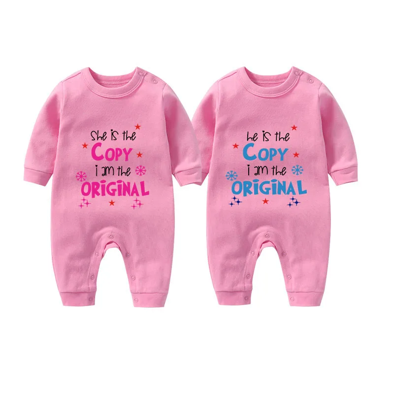 2019 ysculbutol Новый дизайн Мода she is the copy i am original baby Боди индивидуальная Одежда для