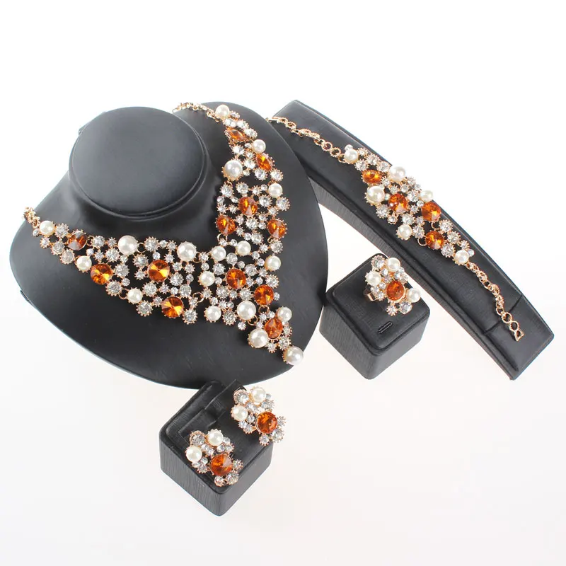 Комплект ювелирных изделий в африканском стиле золотого цвета с жемчугом