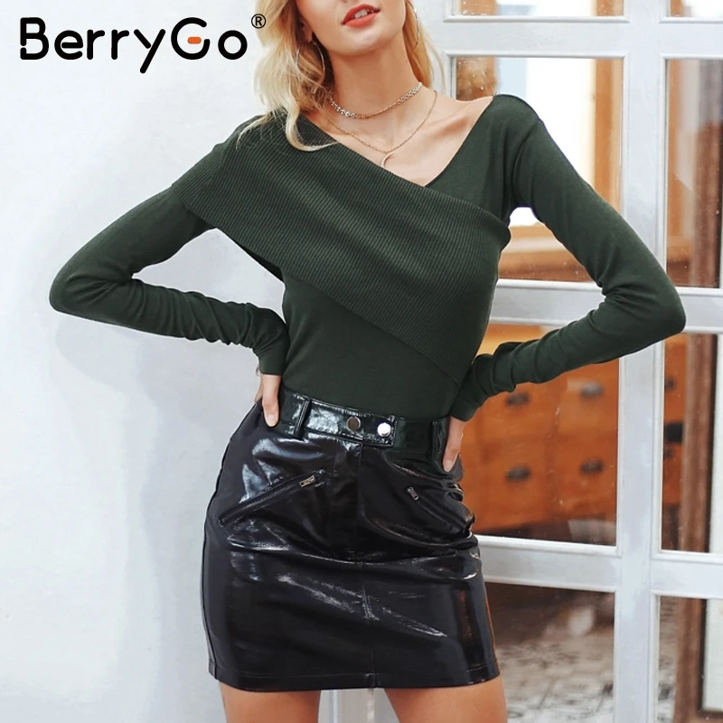 Женский вязаный свитер BerryGo мягкий облегающий пуловер на одно плечо с v-образным
