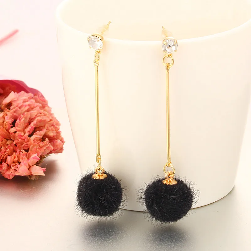 Женские длинные серьги с меховым помпоном оригинальные металлические золотого