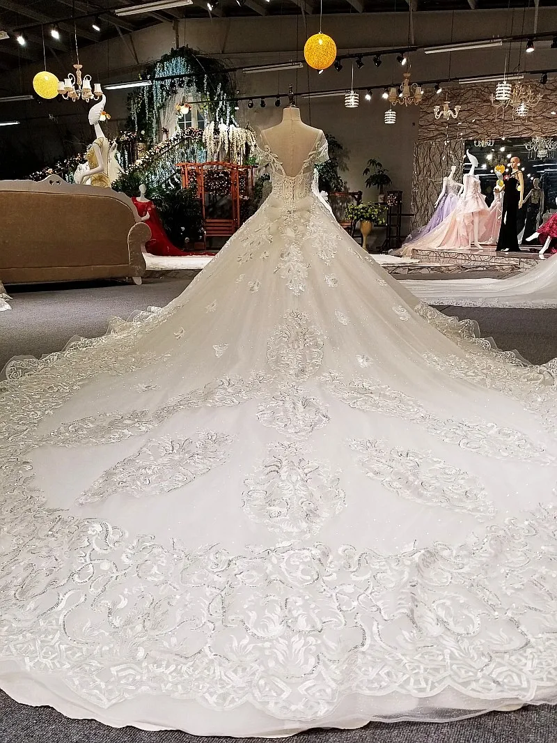 Бальное платье с открытой спиной и коротким рукавом украшенное бисером бантом