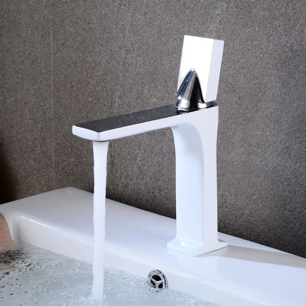 Кран для ванной комнаты с белой хромированной отделкой одной ручкой кран горячей