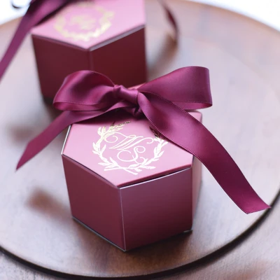 wine red B Уникальные diy пользовательские логотипы Свадебные сувениры 100 шт Вечерние сувениры упаковочные материалы персонализированные коробки конфет подарки коробки для гостей - Цвет: wine red B