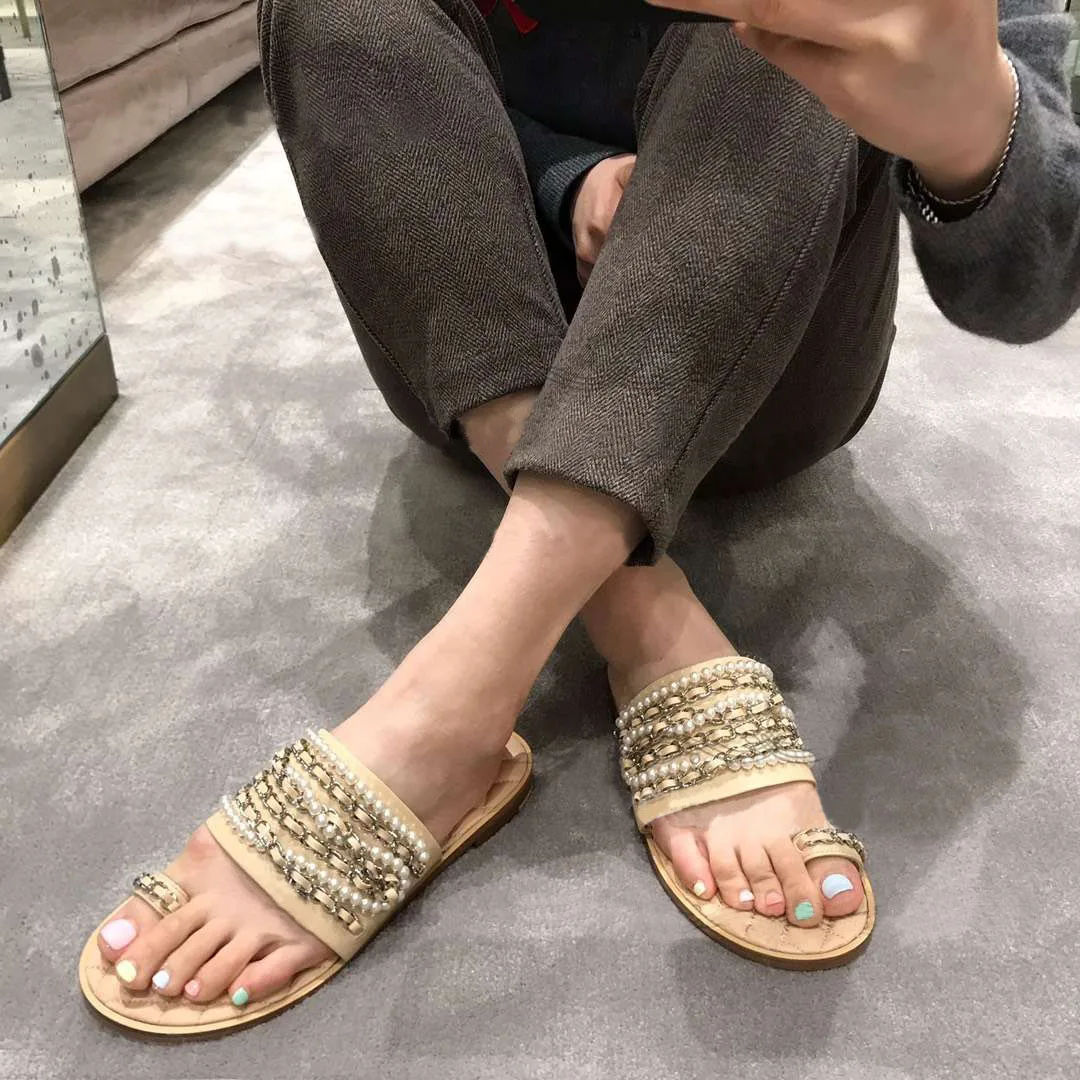 Новинка шлепанцы с жемчугом и металлической цепочкой летние открытым носком