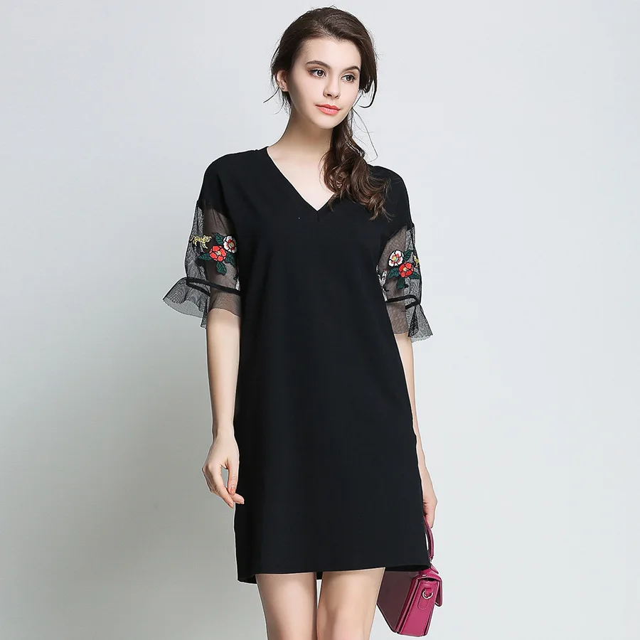 Женское платье с вышивкой и расклешенными рукавами элегантное черное V образным