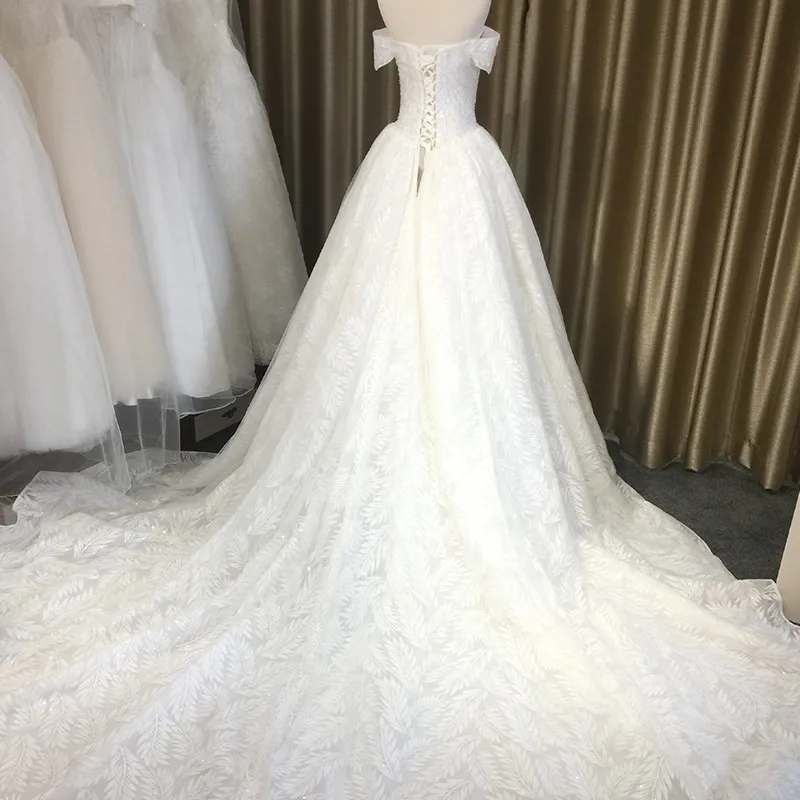 Белое платье с цветами украшенное бусинами длинным шлейфом|Свадебные платья| |