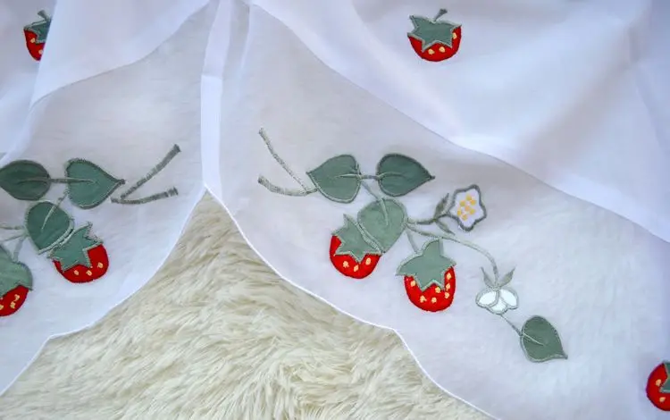 Декоративная занавеска с вышивкой клубники Короткая для кухни белая палочка