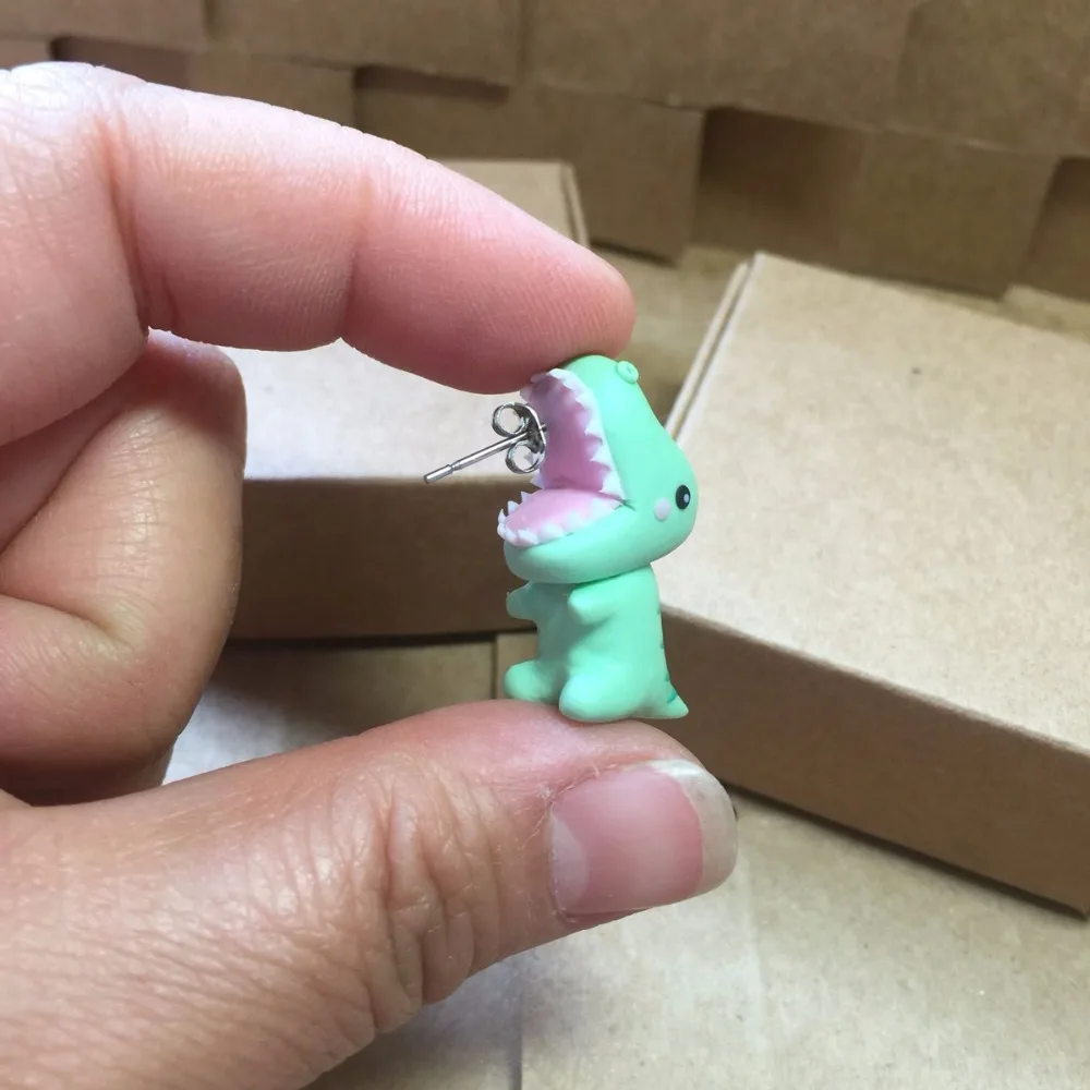 Серьги гвоздики ручной работы из полимерной глины с динозавром модный