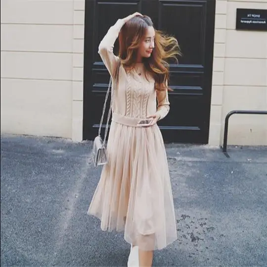 Женское длинное трикотажное платье с длинным рукавом бежевое сеткой зима