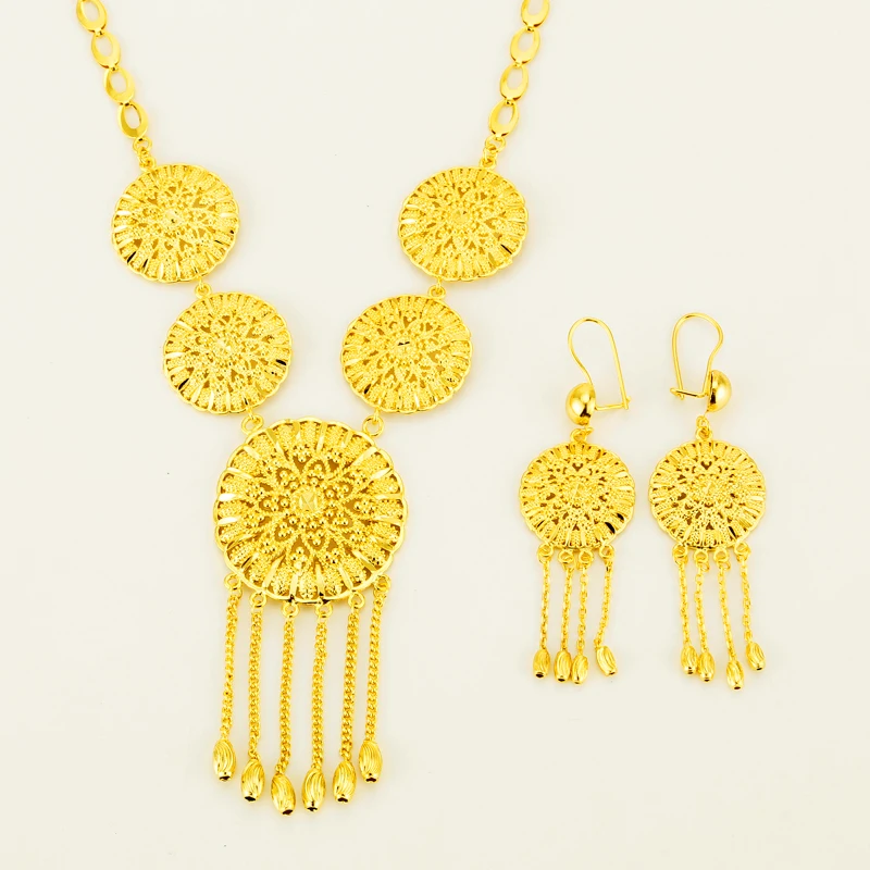 Комплект ювелирных изделий из колье и серёг золотого цвета | Украшения