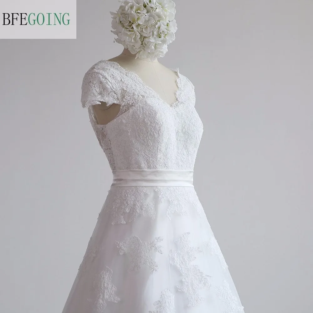 Белое кружевное свадебное платье А силуэта с V образным вырезом и рукавами