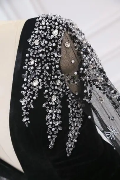 Черное вечернее платье в пол с длинным рукавом бархатное бальное v образным