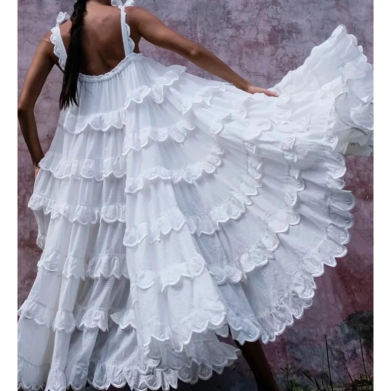 Платье на тонких бретельках многослойное с оборками средней длины бантом без