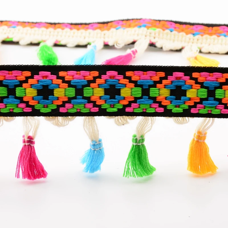 Аксессуары из шерсти и кружев ручной работы с цветными национальными кисточками