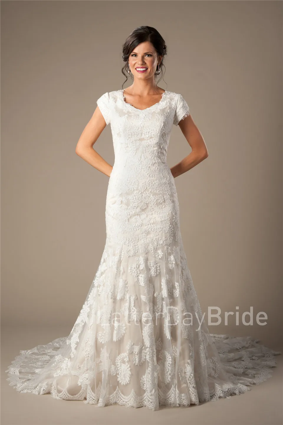 Goede Vintage Champagne Kant Mermaid Bescheiden Trouwjurken Kapmouwtjes Knoppen Kasteel Bruidsjurken Custom Made Snelle Verzending