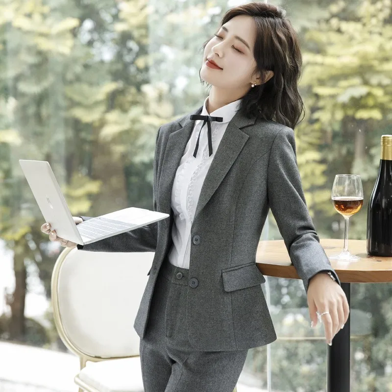 Женский деловой костюм серый пиджак и брюки для офиса |